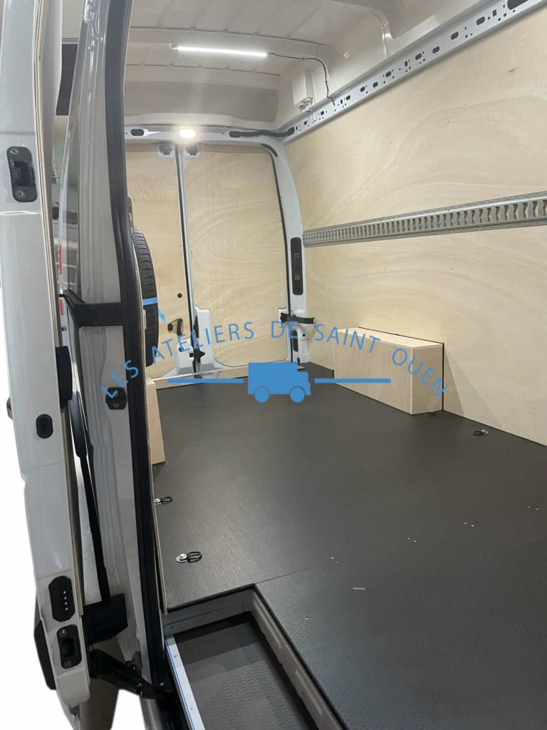 aménagement fourgon avec habillage bois avec rail universel
