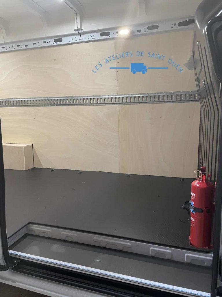 habillage bois avec rail universel et extincteur