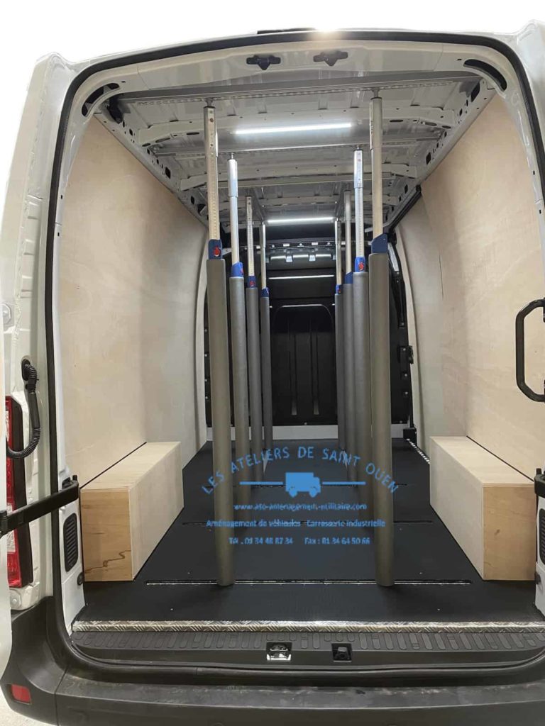 renault master avec habillage et barre de maintien