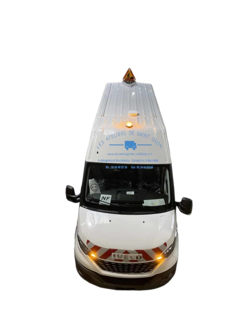 iveco daily bande réfléchissante panneau tri flash travaux gyrophare et aérateur tournant