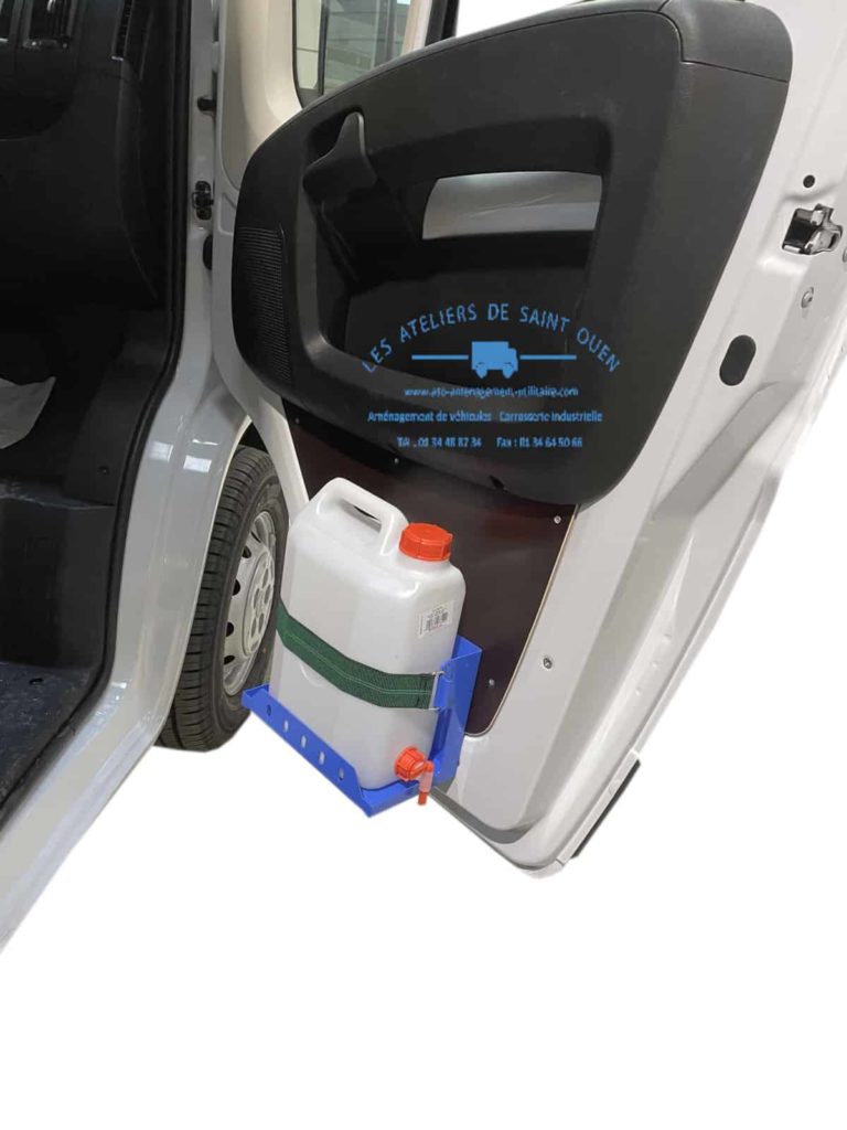 porte bidon lave main installé sur la porte avant