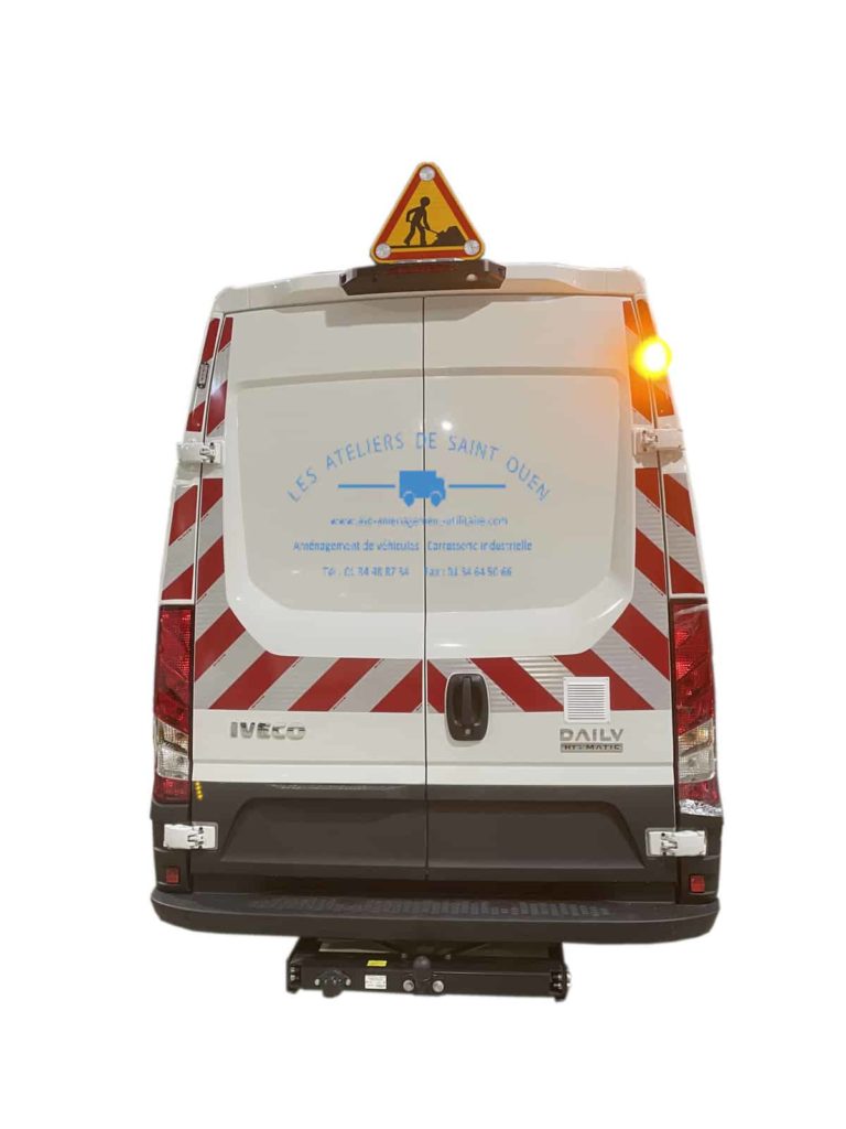 iveco daily avec bande réfléchissante panneau triangle relevable grille aération