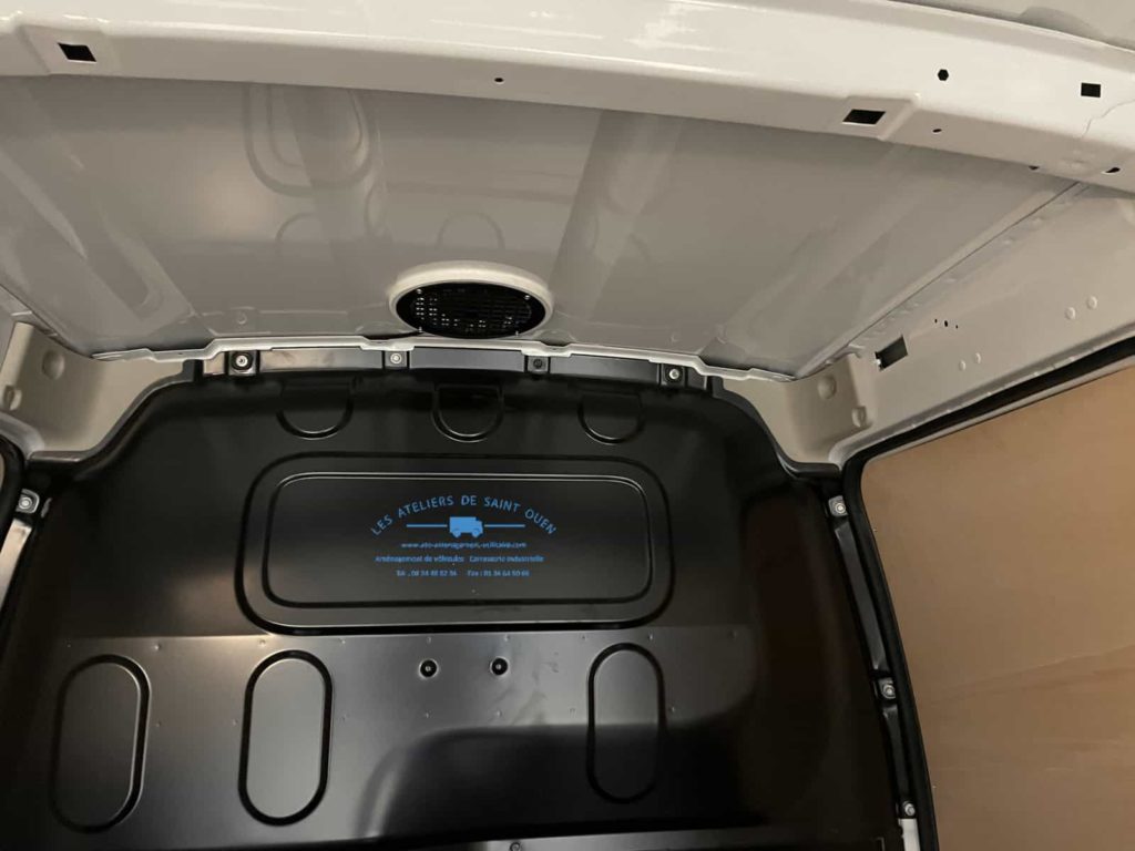 aérateur électrique installé sur le pavillon pour ventilation et éviter l'humidité dans le camion