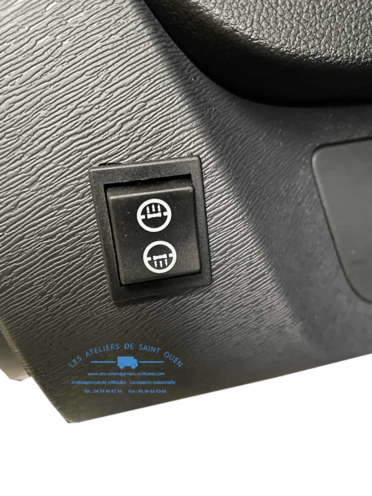 bouton pour contrôlé l'aérateur électrique installé dans le poste de conduite du fourgon