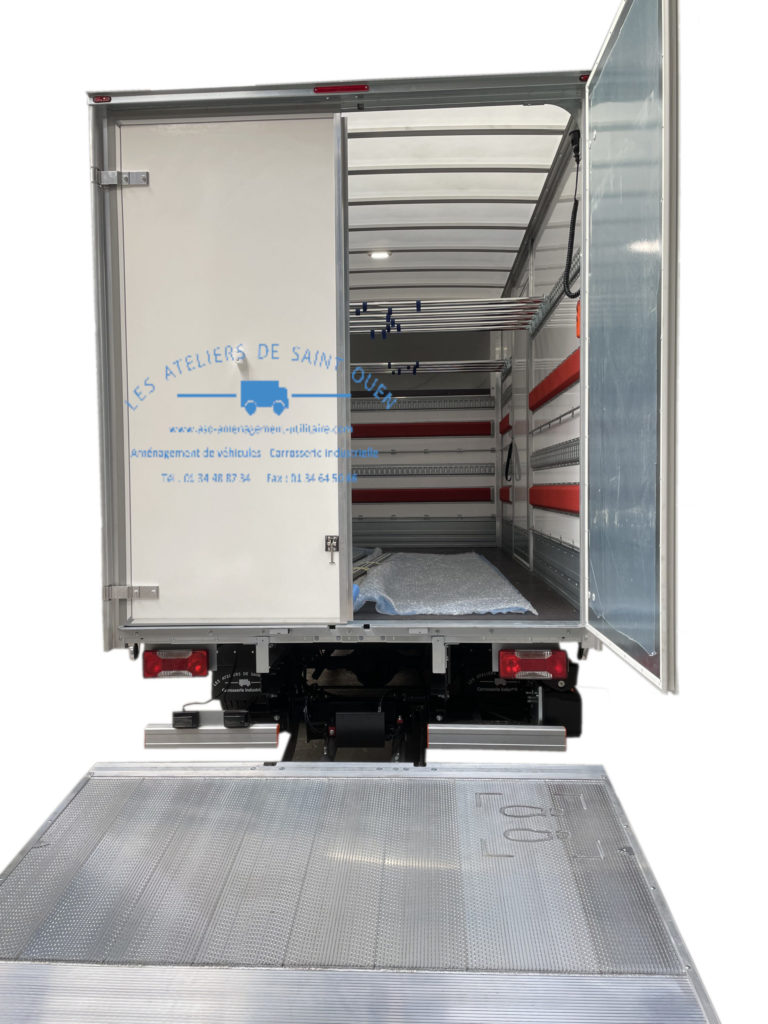 iveco daily caisse grand volume 20m3 avec hayon élévateur rail et capiton