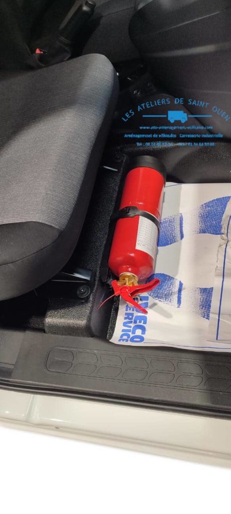 extincteur installé sous le siège passager avant dans fourgon utilitaire sécurité