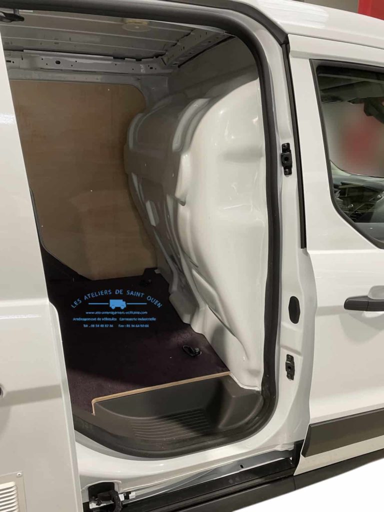 ford transit courier avec habillage et cloison étanche