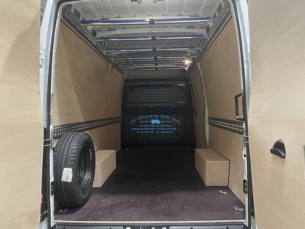 iveco daily avec habillage bois et rail universel