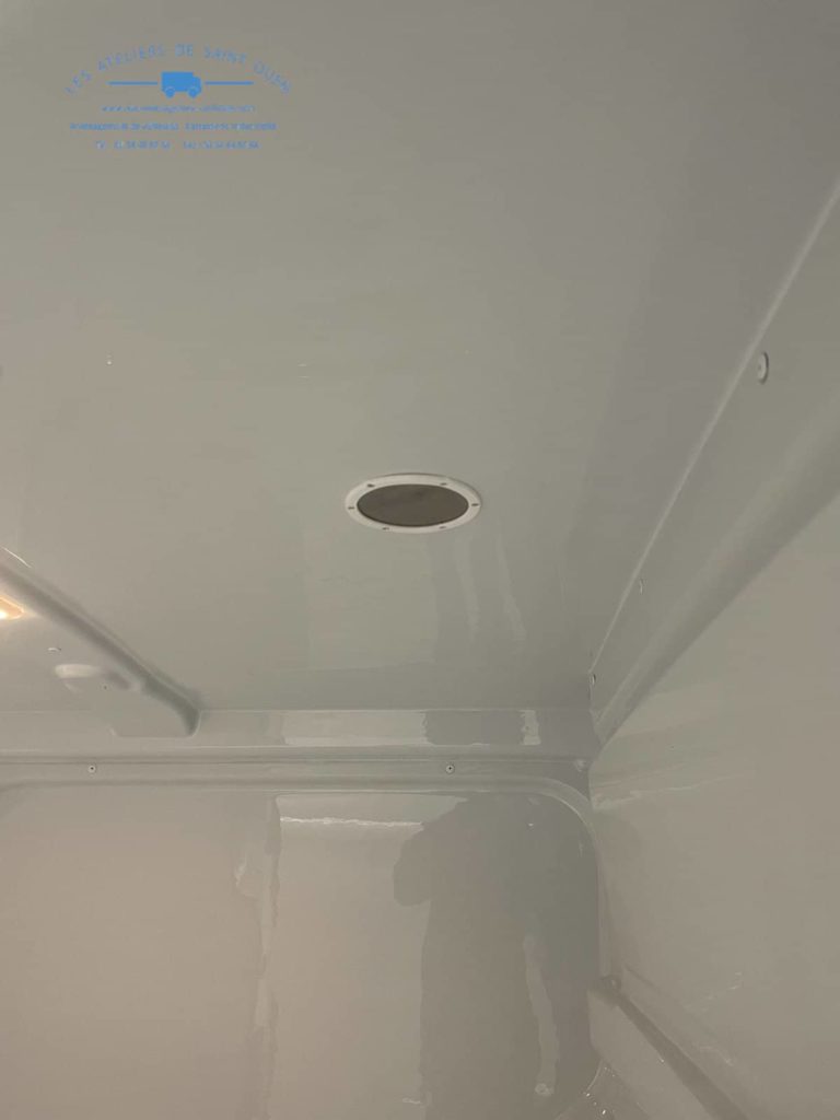 fourgon aménagé d'un kit cover étange ainsi que d'un aérateur sur le pavillon pour la ventilation