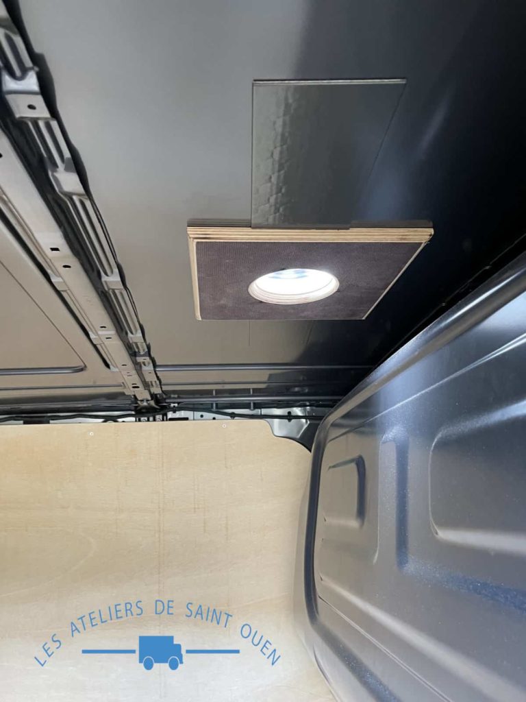 fourgon équipé d'un aérateur extra plat inox sur le pavillon à l'intérieur du camion