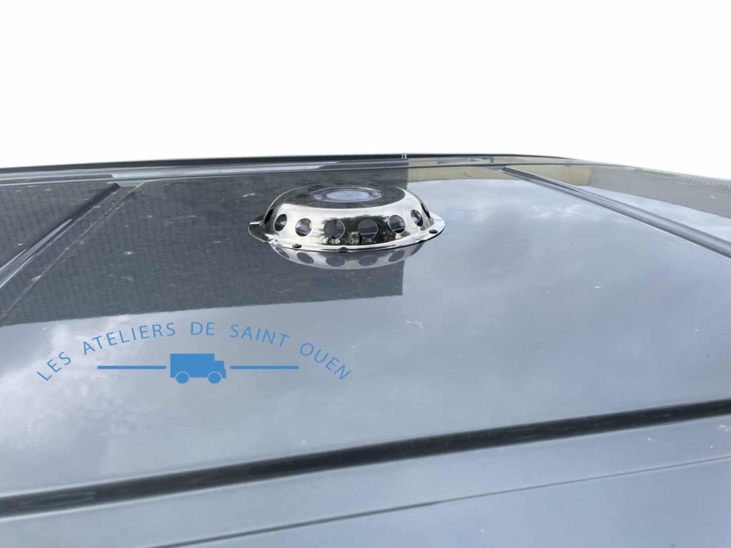 véhicule fourgon aménagé d'un aérateur extra plat en inox sur le pavillon extérieur