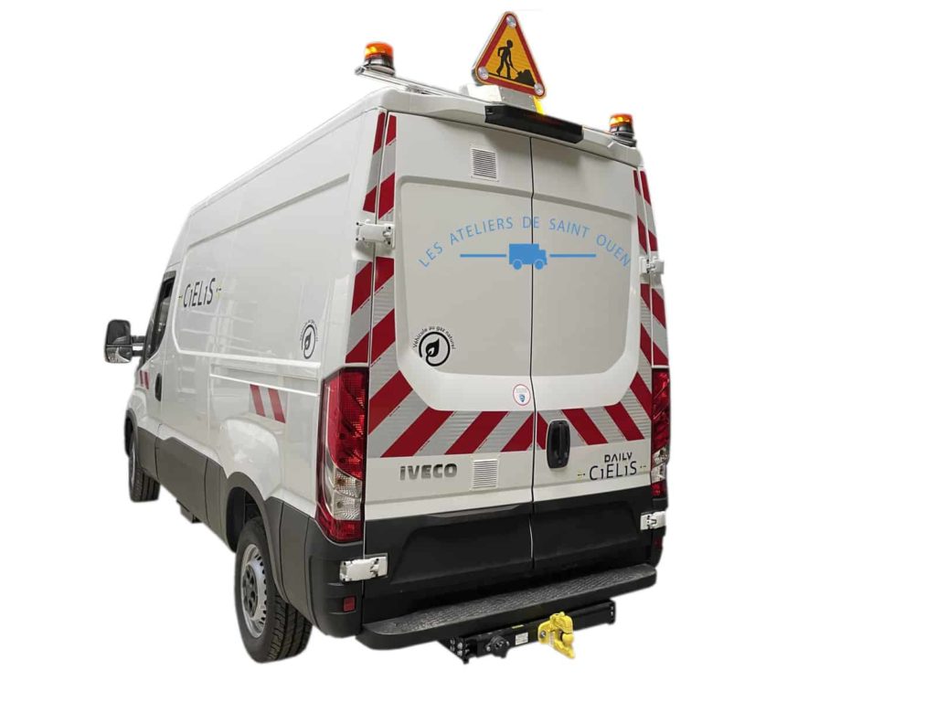 iveco daily avec bande réfléchissante avec tri flash et gyropahre