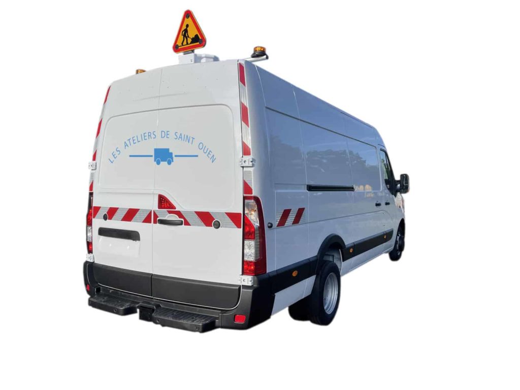 renault master avec bande réfléchissante avec tri flash et gyropahre