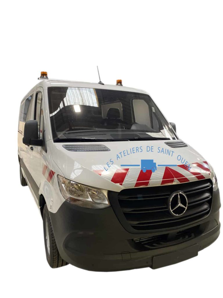 mercedes sprinter avec gyrophare et bande réfléchissante
