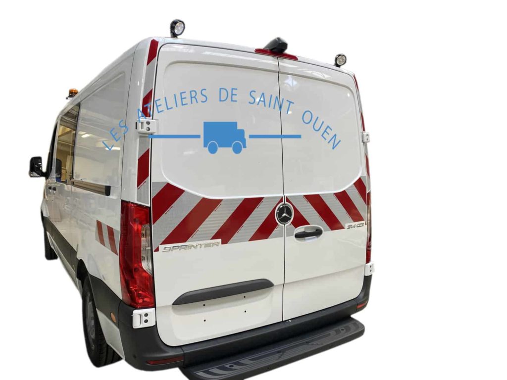 mercedes sprinter avec gyrophare et bande réfléchissante
