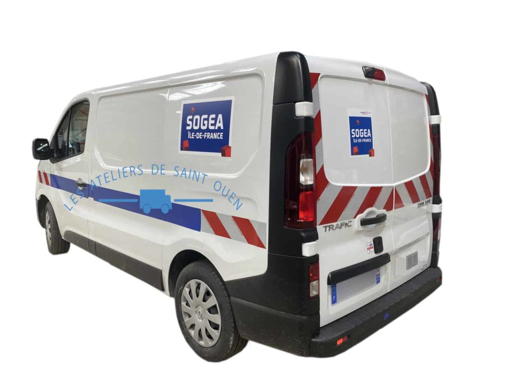 renault trafic avec bande réfléchissante avec grille aération