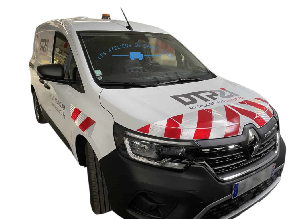 renault kangoo avec gyrophare et bande réfléchissante