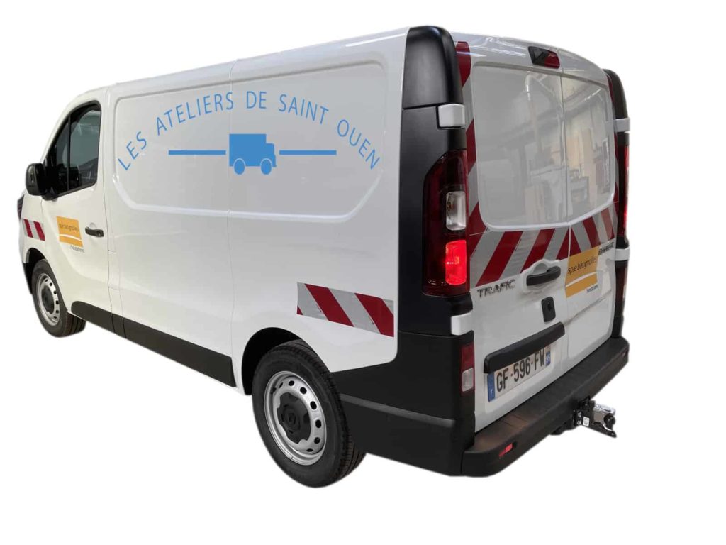 renault trafic avec bande réfléchissante et crochet mixte