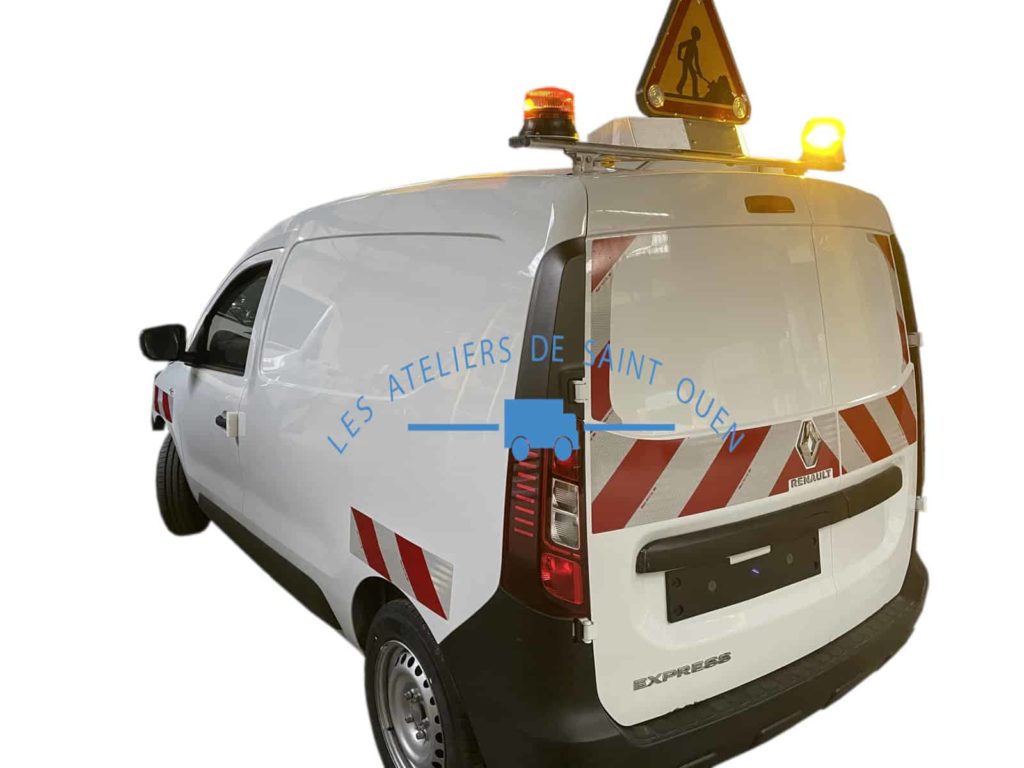 renault express avec gyrophare et bande réfléchissante