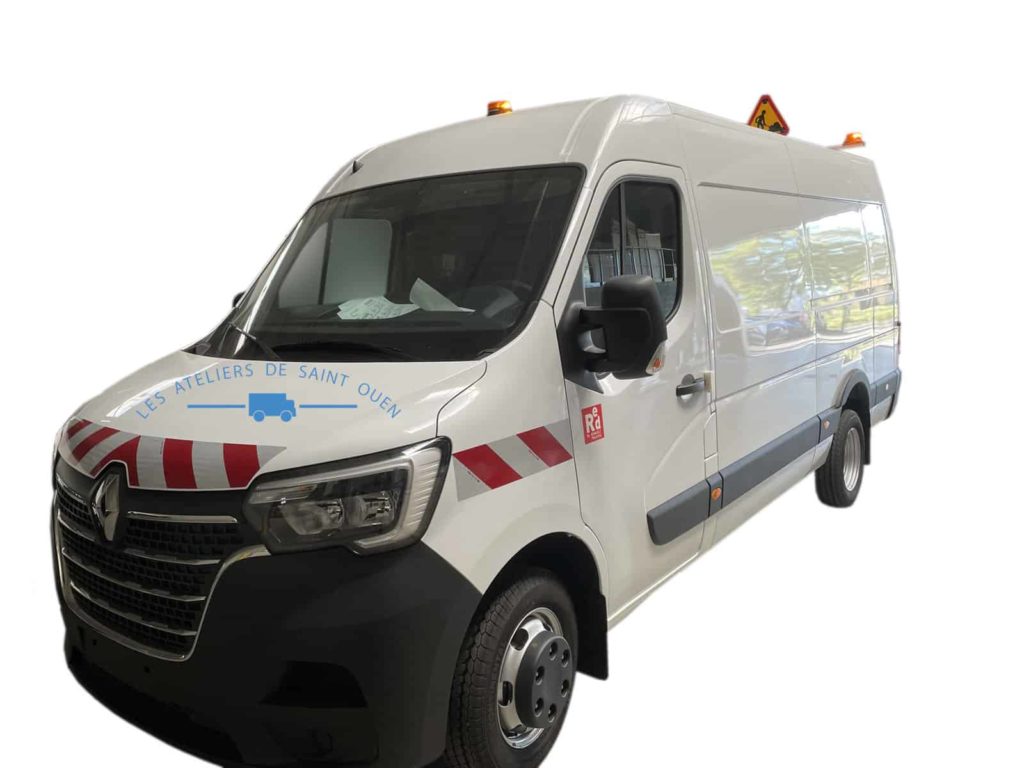 renault master avec gyrophare et bande réfléchissante