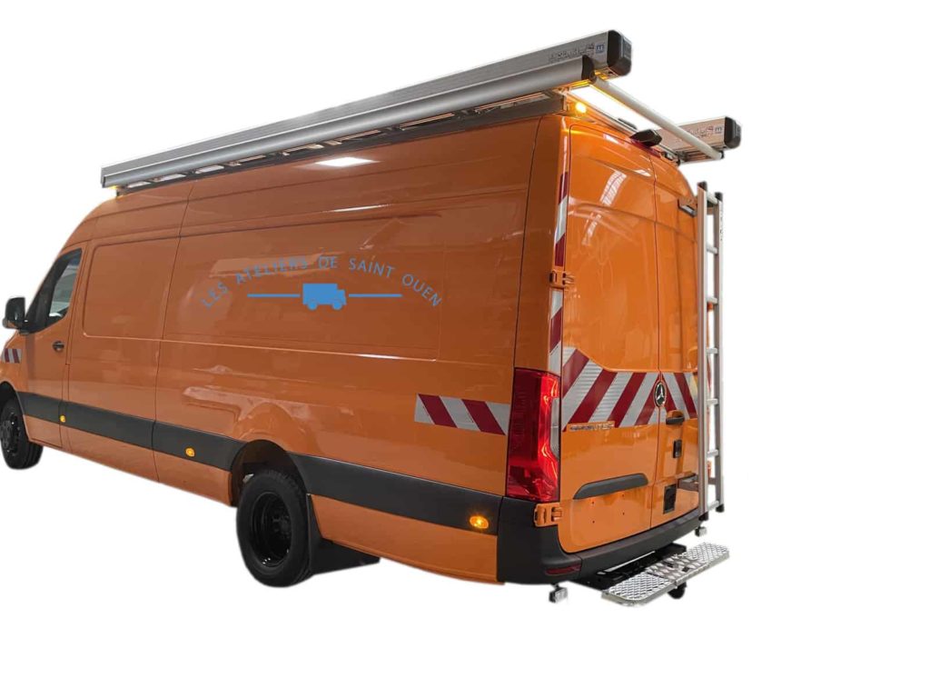 mercedes sprinter avec gyrophare et bande réfléchissante et galerie de toit et echelle