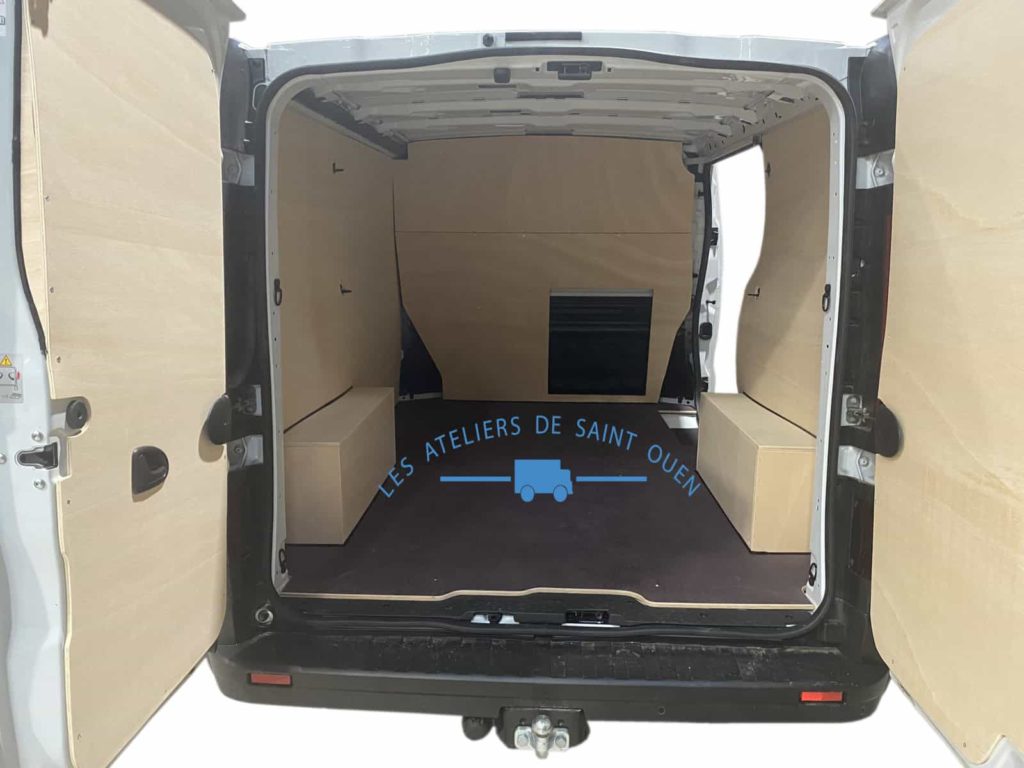 renault trafic avec habillage bois et protection contre cloison avec plancher antidérapant