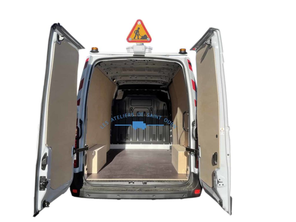 renault master avec habillage bois gyrophare tri flash et bande réfléchissante