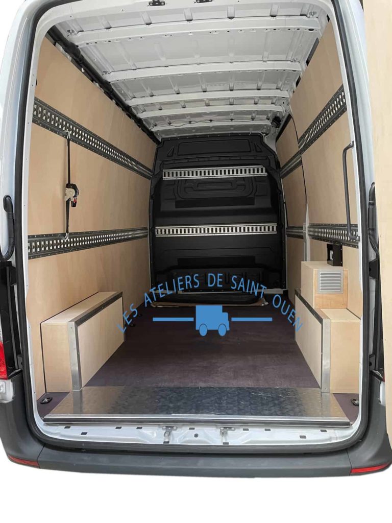 mercedes sprinter avec habillage bois rail d'arrimage et sangle
