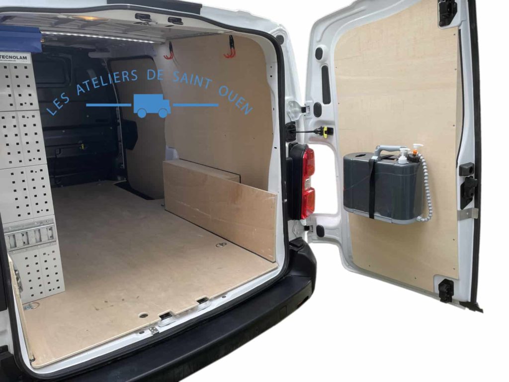 Dans un fourgon, peugeot expert, un habillage bois avec plancher et un meuble métallique ont été installés. Egalement un bidon lave main avec savon