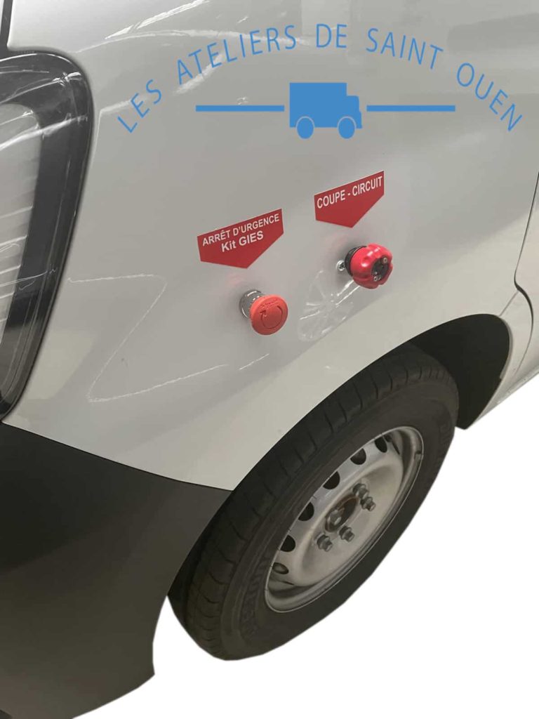 kit gies arret urgence avec coupe circuit sur boutons exterieurs dans la carrosserie, installé sur un renault master fourgon sécurité