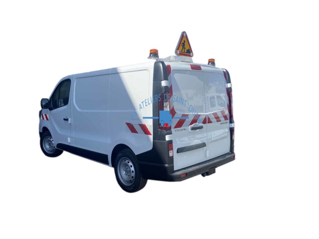 renault trafic avec gyrophare et bande réfléchissante