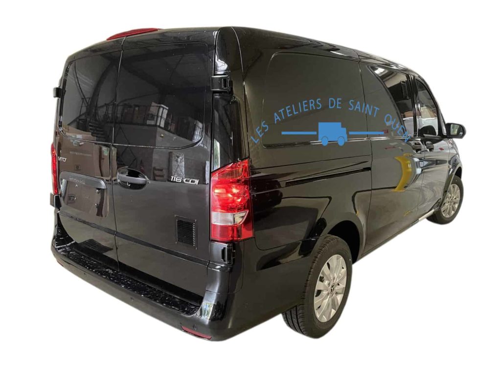 fourgon équipé de grille de ventilation noire sur un mercedes vito mixto cabine approfondie