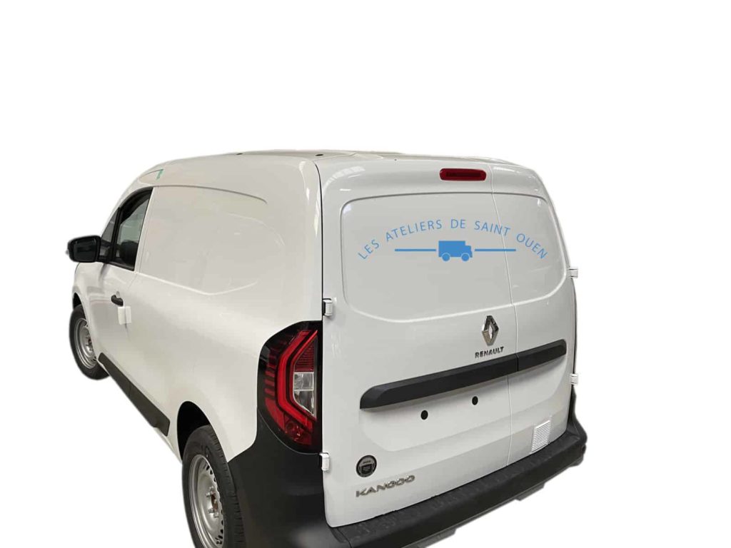 fourgon équipé d'un aérateur de toit tournant ainsi que de grilles de ventilation sur un renault kangoo