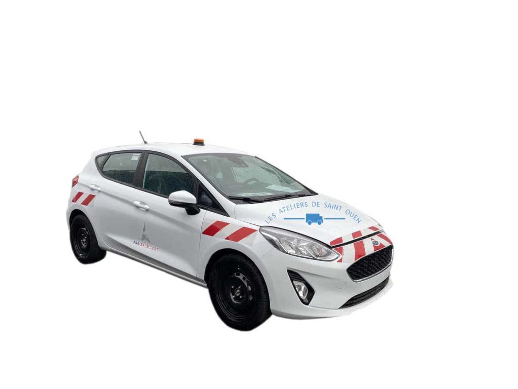 ford fiesta avec bande réfléchissante et gyrophare