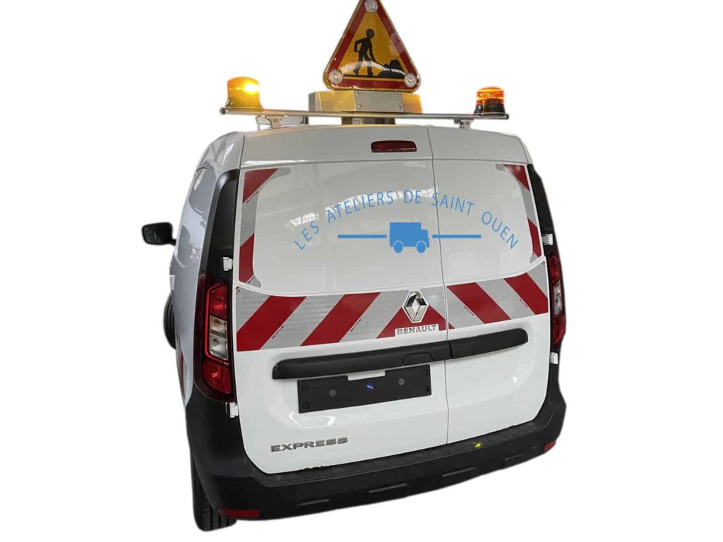 Renault express avec bande réfléchissante et gyrophare