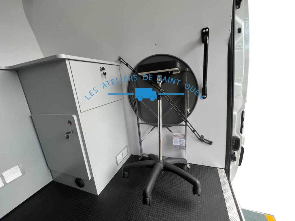 renault master avec table et chaise fixer et sandow