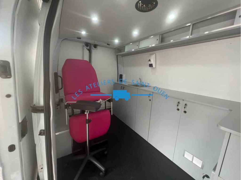 renault master sanitaire avec habillage pvc fauteuil gynécologique store batterie