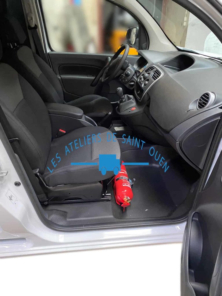 extincteur de poudre pour le transport de matière radioactive installé dans un fourgon renault kangoo sécurité