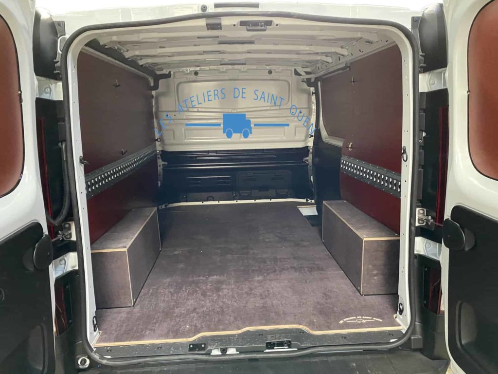 renault trafic avec habillage en contreplaqué filmé rail universel et plancher antidérapant