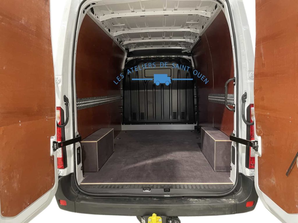 renault master avec habillage en cp filmé avec rail universel