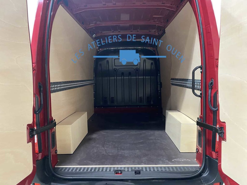 habillage en contreplaqué avec plancher antidérapant et rail universel pour renault master