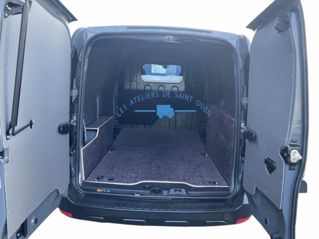 habillage en polypropylène avec plancher et passage de roue antidérapant pour renault express