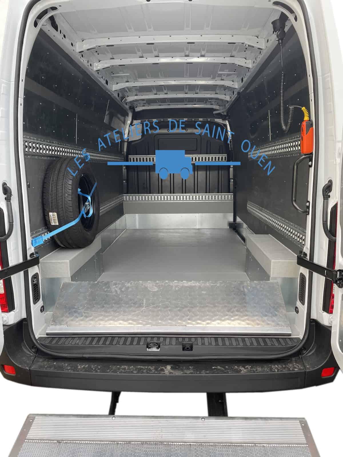 Amenagement en polyester pour vehicule utilitaire et cover complet