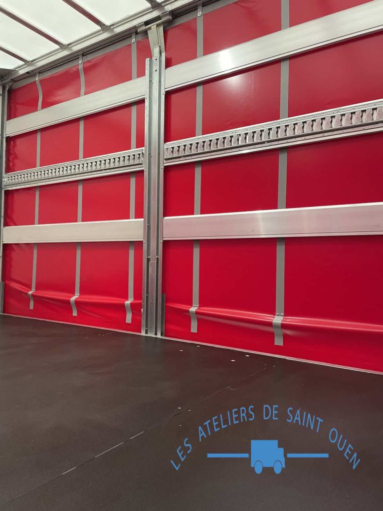 rail d'arrimage dans caisse grand volume avec bache