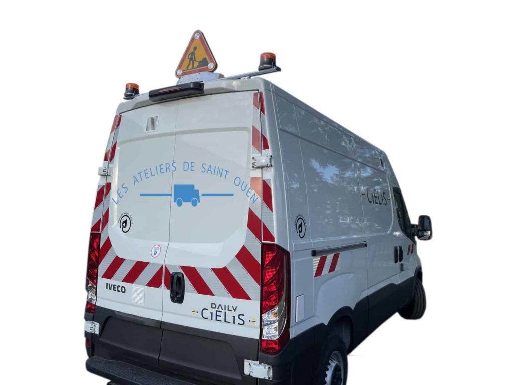 iveco daily avec gyropahre et bande réfléchissante grille aération tri flash