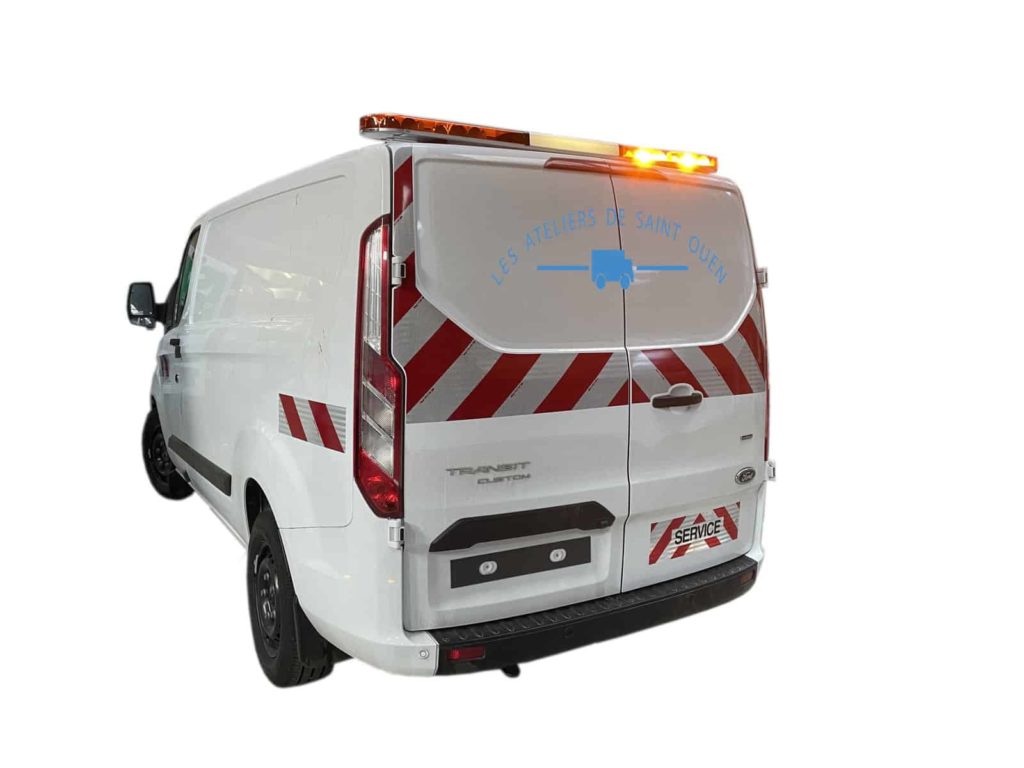 ford transit custom avec rampe a défilement bande réfléchissante et panneau service