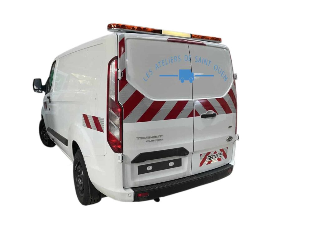 ford transit custom avec rampe a défilement bande réfléchissante et panneau service