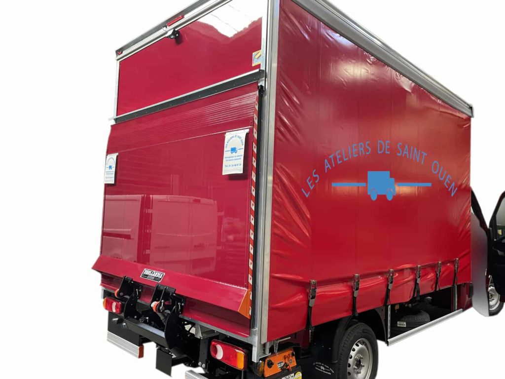 caisse grand volume avec hayon de chargement et caméra de recul peinte en rouge