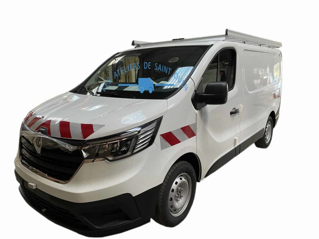 renault trafic avec bande réfléchissante et galerie