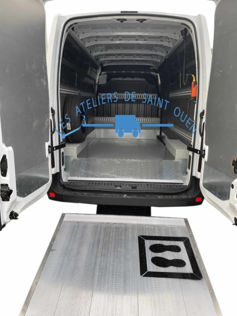 volkswagen crafter avec rampe a défilement avec hayon de chargement